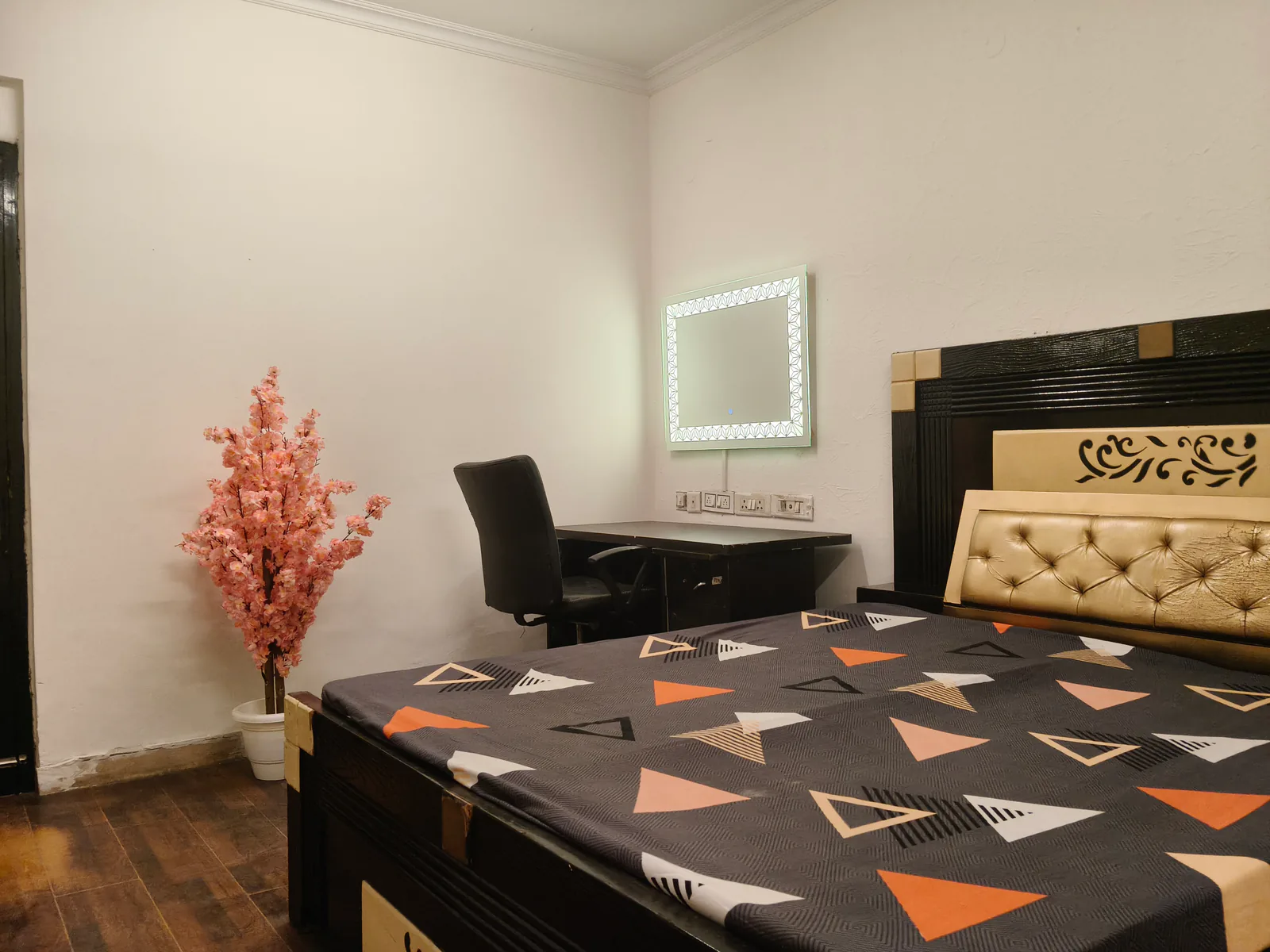 L-17A/5 Ground Floor, DLF Phase-2 photo 2