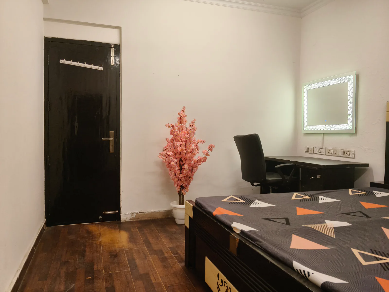 L-17A/5 Ground Floor, DLF Phase-2 photo 3